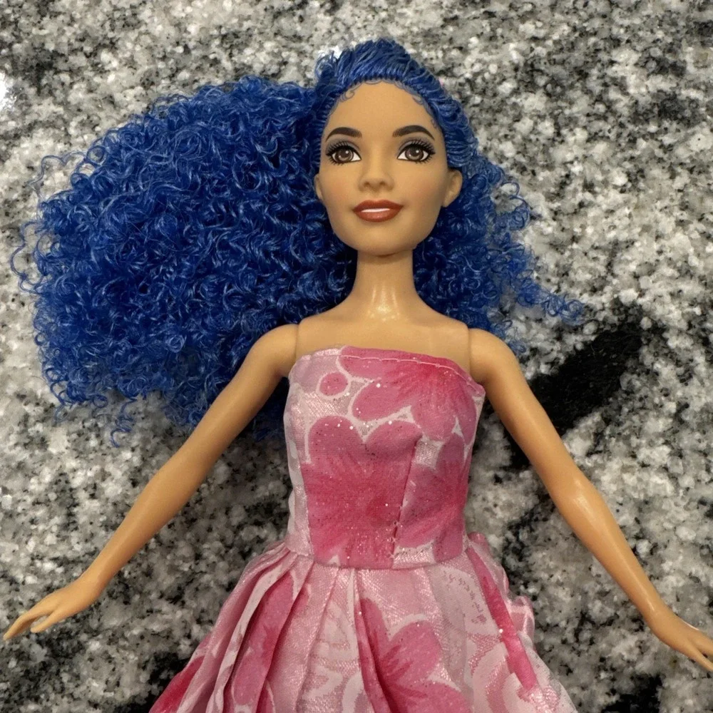 Descendants the rise of red the sorcerer's cookbook‎ Chloe doll With Dress Shows
